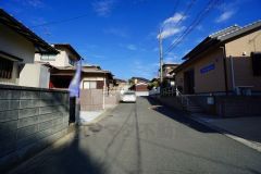 広々した前面道路は、交通量も少なく小さなお子様も安心。