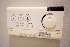 壁リモコンタイプのウォシュレット付き。すっきりした見た目で、トイレ奥の掃除もしやすいです。