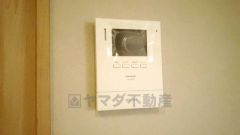 ドアを開けずに来訪者を確認できるモニター付インターフォン。見やすいカラー表示、ハンズフリータイプです。