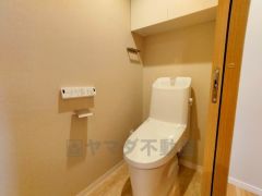 温水、暖房、ウォシュレット付の高機能トイレです。すっきりした見た目で、トイレ奥の掃除もしやすいです。