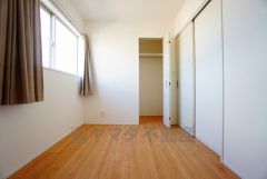 暖かい日差しが差し込む洋室。たっぷり収納できるクローゼット付きでお部屋の中をすっきりと快適に保てます。