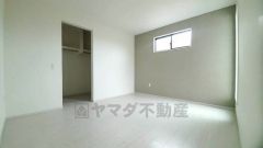 ご夫婦お二人のプライベートシーンを演出する寝室は、大容量のウォークインクローゼット付き。