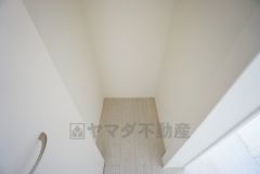 2階の廊下にも収納を確保。各居室に入りきれなかった荷物や、2階で使用する日用品のストック置き場に便利です。