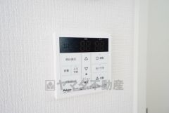 キッチン横からボタンひとつで操作が楽々。