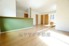 リビングは広々とした設計で、家族が集い、寛ぐ暮らしの空間を演出しています。思い思いの時間を過ごしたり、家族みんなで食事をしたり、素敵な団らんの場になりますね。