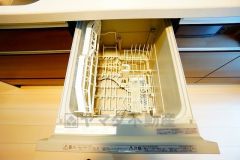 家事の時間が短縮できるフルオープンで開けやすい食器洗い乾燥機付。食事後に家族とのくつろぎタイムをしっかり取れます。