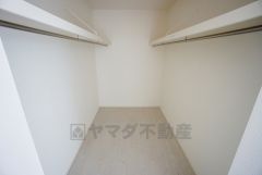 収納力豊富なウォークインクローゼット。洋服や小物などを1箇所にまとめて美しい収納を実現します。スーツケースのような大型の荷物も置けます＾＾