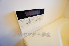 湯量・湯温の設定、そして保温までワンタッチのフルオートバス。便利な追い炊き機能付きです。