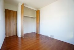 同仕様写真。暖かい日差しが差し込む洋室。たっぷり収納できるクローゼット付きでお部屋の中をすっきりと快適に保てます。