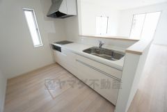 同仕様写真。対面式キッチンなのでリビングにいるご家族とコミュニケーションを取りながら洗い物や、お料理が楽しめそうですね＾＾