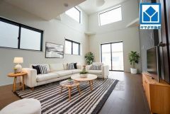 家具はイメージです。大きな窓のあるリビングは、陽光あふれる明るい空間です。居心地良く、ご家族皆がゆったり寛げる憩いの空間となりそうです。