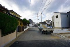 前面道路は広く、車同士がすれ違うスペースが十分にあります。落ち着いた住宅地内で快適な生活を実現してみませんか＾＾