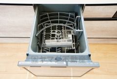 食事の後の手間を解消する食器洗い乾燥機付。冬場の洗い物で手荒れの悩みもなくなります。