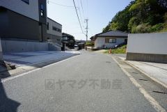 敷地が道路より高い位置にあるため、歩行者から敷地内を覗かれる心配がなく、プライバシーが保たれます。