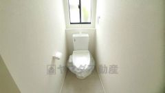 温水、暖房、ウォシュレット付の高機能トイレです。