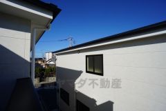 日差しが遮られないように隣家との間に距離を設けています。住宅地ですのでご近所様とコミュニケーション取りやすい距離感が良いですね。