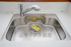 同仕様写真。広々としたステンレスシンクには、洗剤やスポンジを収納出来るラック付き。広さも確保しているので、大きなお鍋も洗いやすいです。