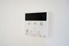 キッチン横からボタンひとつで操作が楽々。