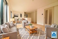 家具はイメージです。大きな窓のあるリビングは、陽光あふれる明るい空間です。居心地良く、ご家族皆がゆったりくつろげる憩いの空間となりそうです。