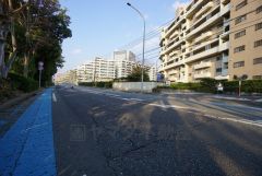前面道路は広く、車同士がすれ違うスペースが十分にあります。落ち着いた住宅地内で快適な生活を実現してみませんか＾＾