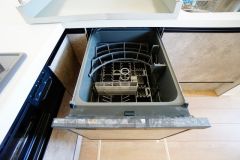 食事の後の手間を解消する食器洗い乾燥機付。冬場の洗い物で手荒れの悩みもなくなります。手洗いよりも節約できて便利。