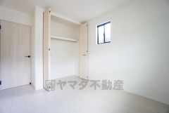 暖かい日差しが差し込む洋室。たっぷり収納できるクローゼット付きでお部屋の中をすっきりと快適に保てます。