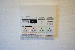 同仕様写真。雨の日の洗濯も安心できる浴室暖房乾燥機付き浴室。リモコンで操作もボタン1つで簡単。