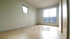 主寝室としてお使いいただけそうなこちらのお部屋は、日当たりが良く、爽やかな風を感じて起きる朝は、快適生活の始まりに。