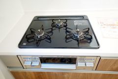 複数の調理を一度に行うことができる3口コンロ。効率よくお料理が出来ます。毎日のお料理も楽しくなりますね＾＾