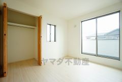 同仕様写真。暖かい日差しが差し込む洋室。たっぷり収納できるクローゼット付きでお部屋の中をすっきりと快適に保てます。