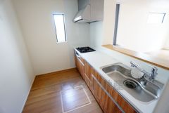 カウンタートップは耐熱性に優れており、日ごろのお掃除もふき取るだけでＯＫ。ステンレスシンクも簡単にお掃除できますよ。