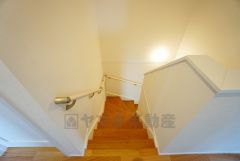 同仕様写真。小さなお子様やご高齢の方でも安心できる、手すり付き階段。段差も低めで設定されており、安全性にも優れています。