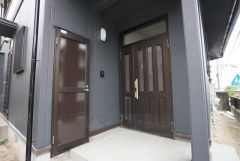 奥まって設置されており、雨にも濡れにくくなっています。