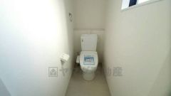 温水洗浄機付トイレです。節水機能もあるので、安心して使えますね。もちろん、1階2階の2ヶ所にトイレがあるので、忙しい朝にもゆとりができますね。