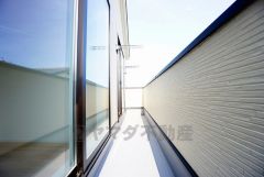 陽当たりの良いバルコニーです。お洗濯やお布団干しはもちろん、日光浴スペースにも。