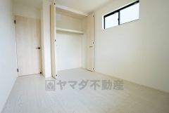 暖かい日差しが差し込む洋室。たっぷり収納できるクローゼット付きでお部屋の中をすっきりと快適に保てます。