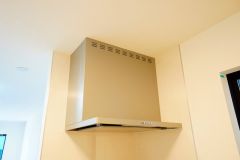 お手入れが簡単なスリム型レンジフードです。調理により発生する油煙や臭いを吸い込み、屋外へ排気してくれます。