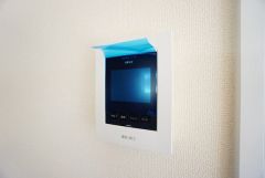 防犯性、セキュリティ対策に安心できるテレビモニター付きインターフォンです。セールスマン対策にもなり安心できます。