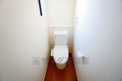 温水洗浄機付トイレです。節水機能もあるので、安心して使えますね。もちろん、1階2階の2ヶ所にトイレがあるので、忙しい朝にもゆとりができますね。