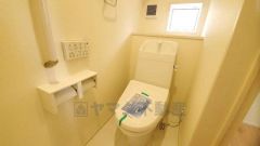 温水、暖房、ウォシュレット付の高機能トイレです。もちろん各階にトイレがあるので、忙しい朝の混雑を避けることが出来ます。