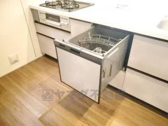 食事の後の手間を解消する食器洗い乾燥機付。冬場の洗い物で手荒れの悩みもなくなります。手洗いよりも節約できて便利。