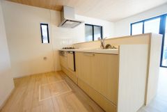 収納も、作業スペースも広々と設けられた使いやすいシステムキッチンです＾＾カウンタ ーキッチンなので、ご家族と会話をしながら楽しくお料理ができます＾＾