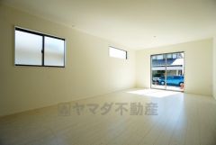 大きな窓のあるリビングは、陽光あふれる明るい空間です。居心地良く、ご家族皆がゆったり寛げる憩いの空間となりそうです。