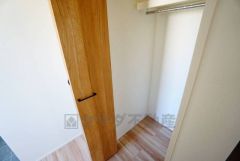 玄関ホールに収納スペースを確保。日用品や趣味の道具入れとして便利です。扉付きなので見た目もスッキリ＾＾