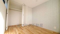 明るい洋室です。ナチュラル色のフローリングで開放的な優しい雰囲気になっています＾＾ベッドや机、ＴＶを置いてもゆとりのある広さです。