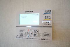 キッチン横からお湯張り、追い炊き、足し湯がボタン一つで楽々操作できる給湯機リモコンです。忙しい夕飯準備の時間帯に重宝しますね。