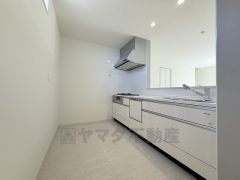 リビングやダイニングからキッチン周りが丸見えにならない対面式キッチン。テレビ鑑賞や家族との対話がしやすく、ご家族の温かい時間を演出します。