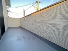 陽当たりの良いバルコニーです。 足元は防水工事施工済です。