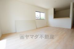 大きな窓のあるリビングは、陽光あふれる明るい空間です。居心地良く、ご家族皆がゆったり寛げる憩いの空間となりそうです。