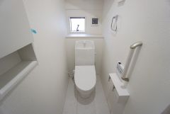 同仕様写真。1階2階の2ヶ所にトイレがありますので、忙しい朝にも家族に気を使わず、ゆとりが生まれますね＾＾ 小窓付きで換気する時に便利です＾＾